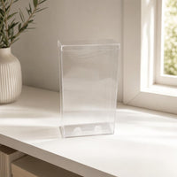 Estuche protector transparente sobre una repisa